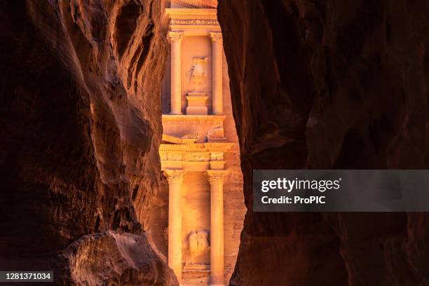 petra originally known to its inhabitants in nabataean aramaic is a historical and archaeological city in southern jordan. - the siq fotografías e imágenes de stock