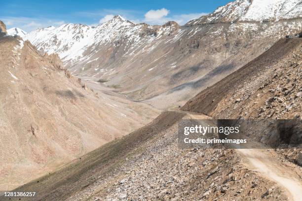 leere unbefestigte straße am snow mountain blick auf den bezirk leh ladakh, nördlicher teil indiens - leh district stock-fotos und bilder