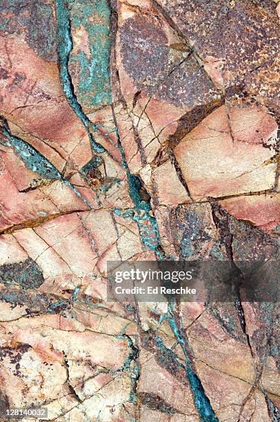 copper ore from arizona. this is part of a boulder that was mined south of tucson. it is rich in copper minerals. the blue-green is chrysocolla, the blue is azurite, and the green is malachite. usa - malaquita fotografías e imágenes de stock