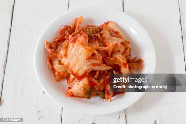 vegetable pickles or traditional korean 'kimchi' - kimchee photos et images de collection