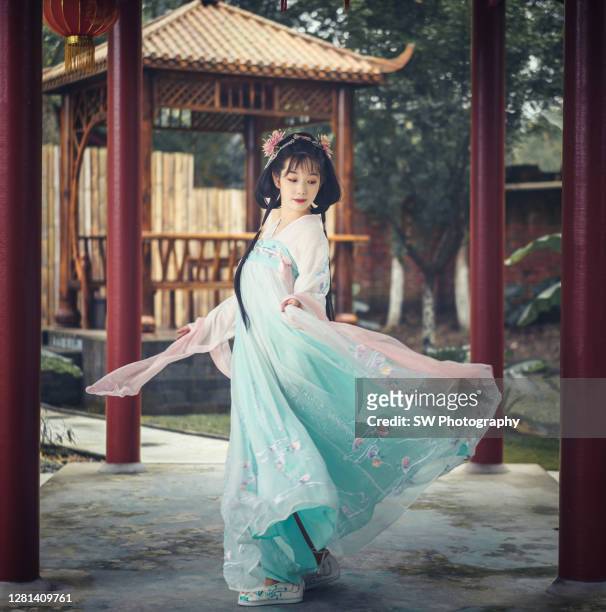 beautiful chinese model in traditional chinese clothing - chinese model stock-fotos und bilder
