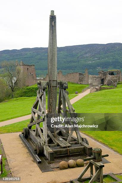 ruins of castle urquhart and attendant trebuchet, loch ness, scotland - 2r2f stock pictures, royalty-free photos & images