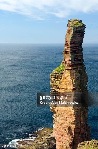 the old man of hoy, a 450 foot tall sea stack on the isle of hoy. orkney islands, scotland - 2r2f stock pictures, royalty-free photos & images