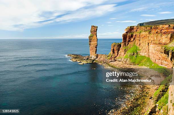 the old man of hoy, a 450 foot tall sea stack on the isle of hoy. orkney islands, scotland - 2r2f stock pictures, royalty-free photos & images