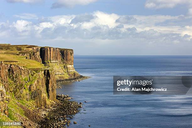 dunite cliffs on the coast of isle of skye, scotland. - 2r2f stock pictures, royalty-free photos & images