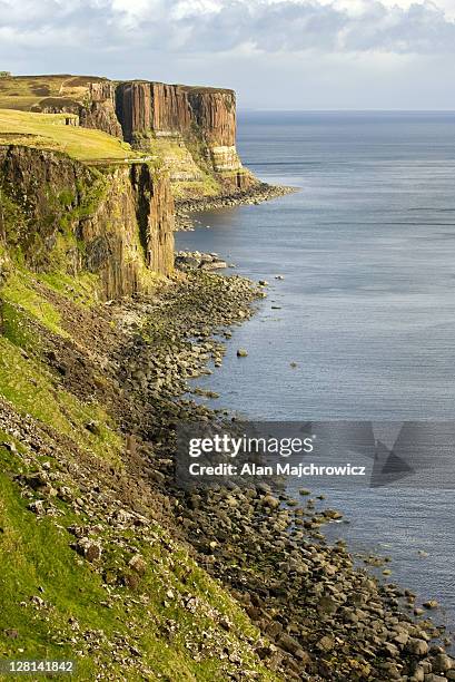 dunite cliffs on the coast of isle of skye, scotland. - 2r2f stock pictures, royalty-free photos & images