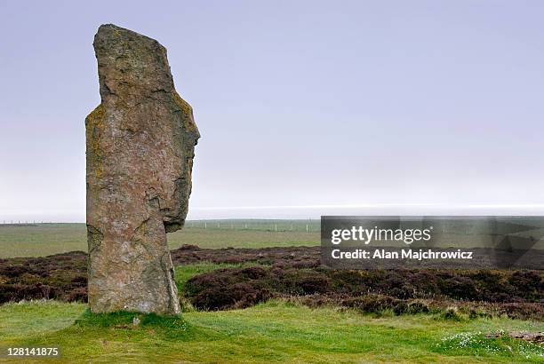 standing stones of steness, a neolithic stone circle dating from 3100bc, orkney islands, scotland - 2r2f stock pictures, royalty-free photos & images