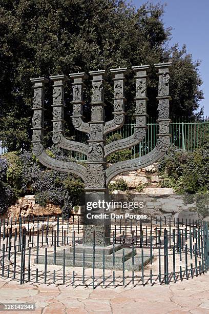 bronze menorah in front of the israeli knesset (parliament), jerusalem. israel. it was designed by the english jewish sculptor benno elkan and donated to the knesset by members of the british parliament in 1956 - 1956 - fotografias e filmes do acervo