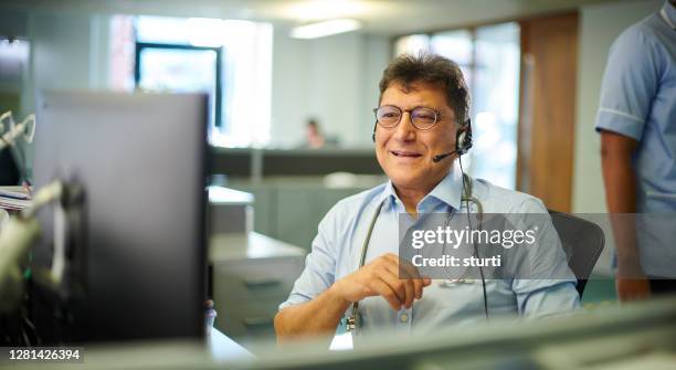 doctor's good news - triage stock pictures, royalty-free photos & images