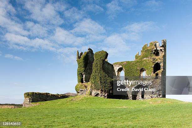 ruined castle at ballycarbery, county kerry, republic of ireland - ruína antiga - fotografias e filmes do acervo