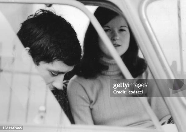 1970 ritratto all'aperto di giovani amici che si divertono in campagna in bianco e nero. fiat 500 - vintage car foto e immagini stock