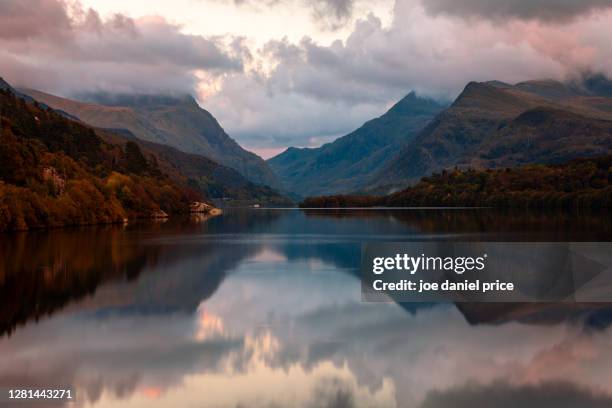 mountains, reflection, llyn padarn, llanberis, snowdonia, wales - countess of snowdon stockfoto's en -beelden