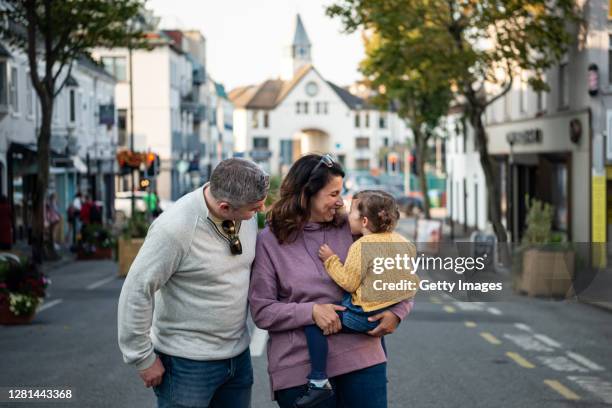 family walks through the streets of dublin. - irish family stock-fotos und bilder