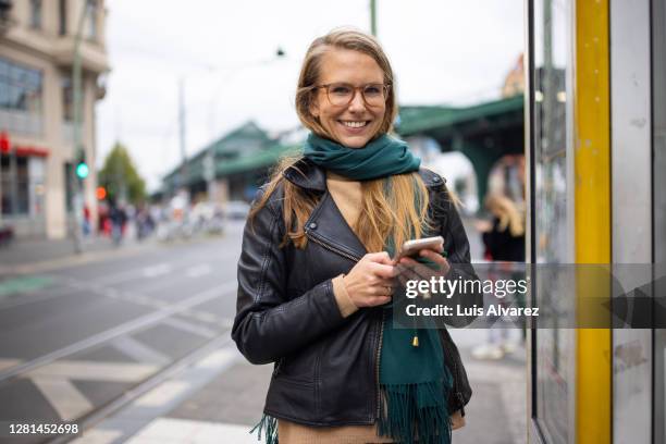 woman waiting at bus station - german blonde 個照片及圖片檔