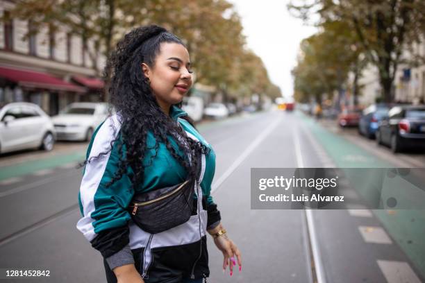 woman travelling across the city - plus size fashion stock pictures, royalty-free photos & images