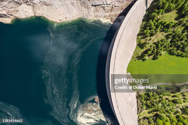 top down view of the sambuco artificial lake and dam, in canton ticino in switzerland - energía hidroeléctrica fotografías e imágenes de stock