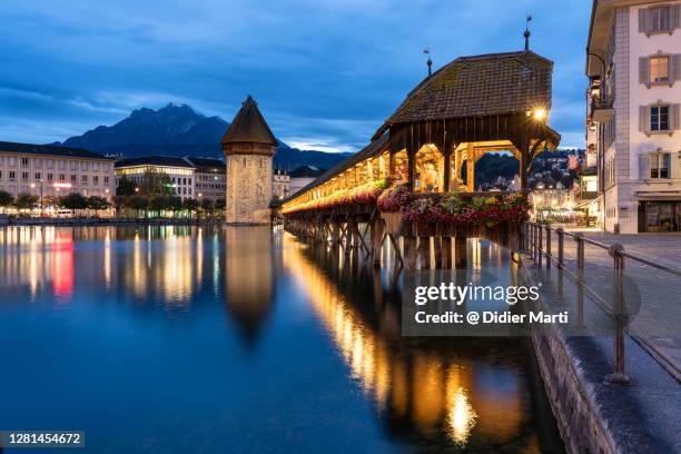 twilight over the famous chapel's bridge on a reuss river in lucerne old town in switzerland - kapellbrücke stock-fotos und bilder