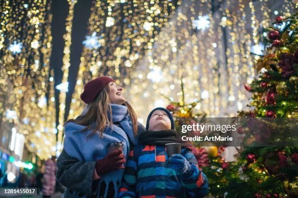 mor och son på en julmarknad - julmarknad bildbanksfoton och bilder