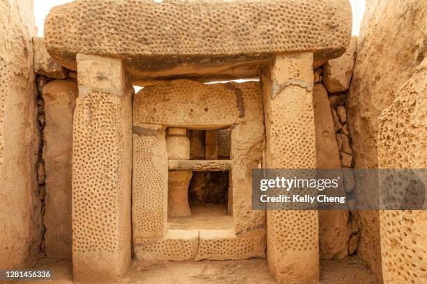 haar qim & mnajdra temples in malta - menhir photos et images de collection