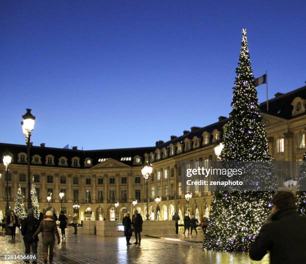 début de soirée place vendôme avec sapin de noël en décembre - décembre photos et images de collection