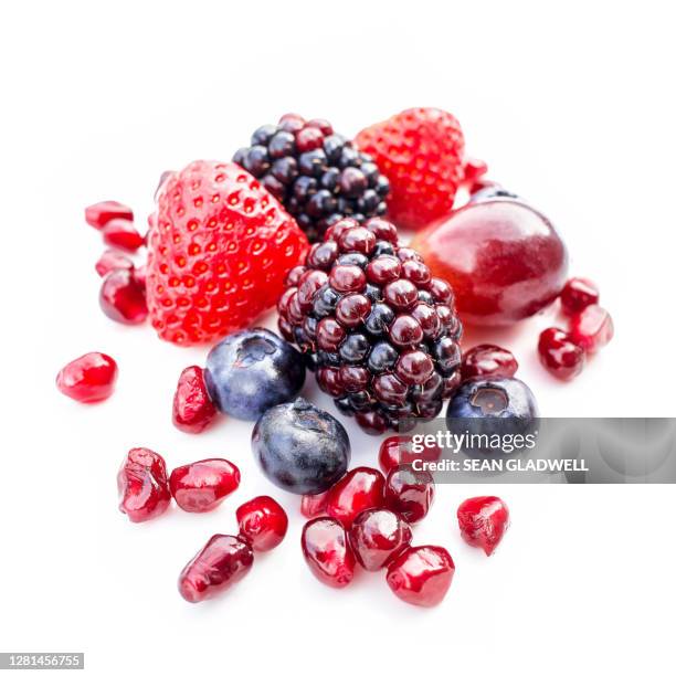 selection of red berry fruit - berry fruit 個照片及圖片檔