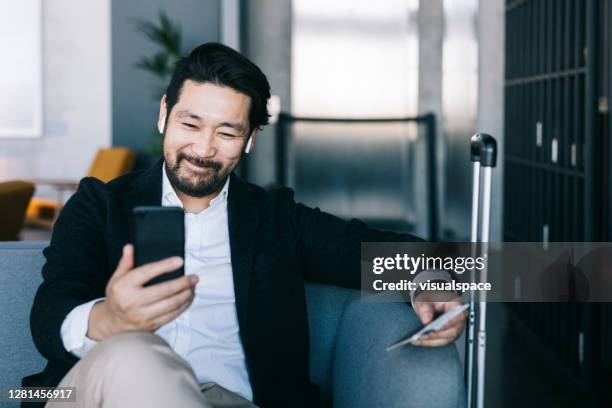 dank der technologie kann ich überall auf der welt in verbindung bleiben. - businessman laughing stock-fotos und bilder