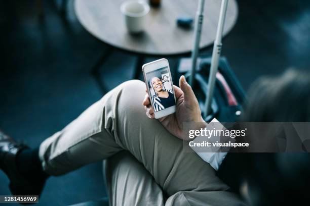 geschäftsreisende auf videoanruf - airport phone stock-fotos und bilder