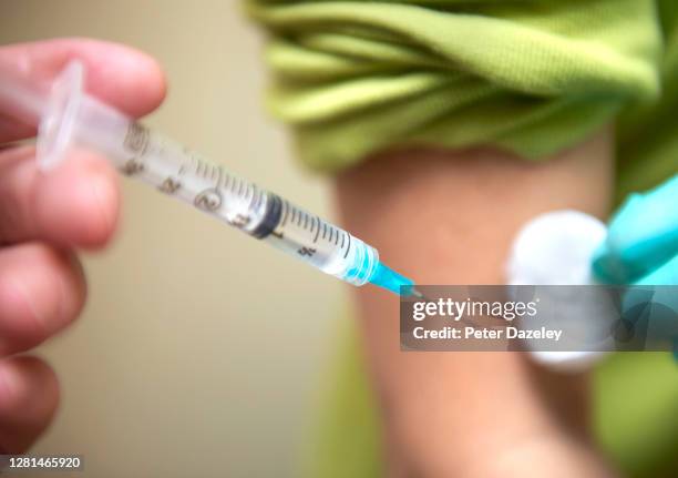 vaccination being given - herpes zoster fotografías e imágenes de stock