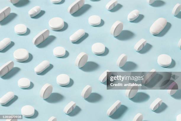 white pills - comprimido imagens e fotografias de stock