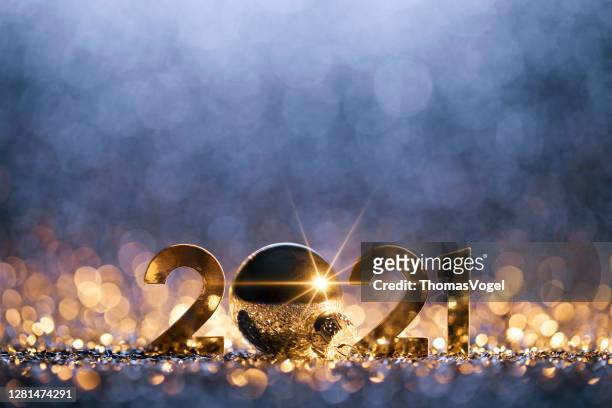 neujahr weihnachtsdekoration 2021 - gold blau party feier - blue baubles stock-fotos und bilder