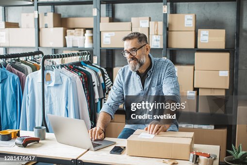 Reife Mann läuft Online-Shop Reife Mann läuft Online-Shop