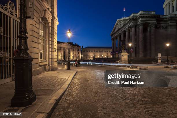 pantheon church in paris with car light trails - church color light paris stockfoto's en -beelden