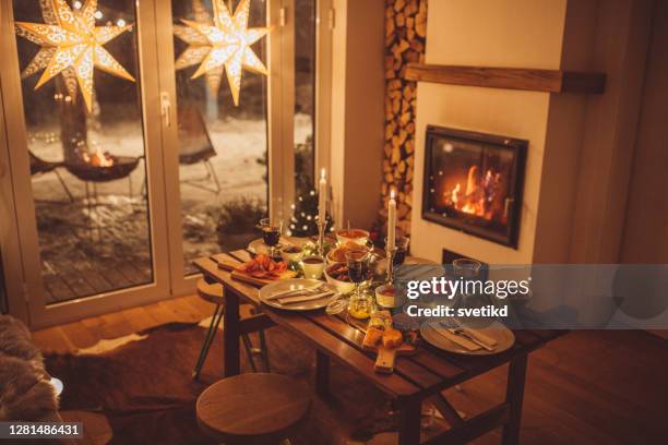 christmas dinner - table dinner winter imagens e fotografias de stock