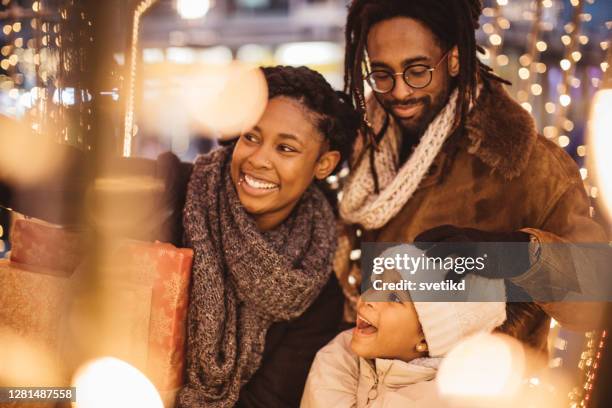 junge familie bereitet sich auf den urlaub vor - christmas shopping stock-fotos und bilder