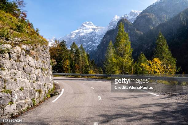 朱利安阿爾卑斯山通往弗雷希山口的道路。 - mountain pass ��個照片及圖片檔