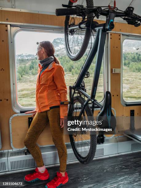 mountainbiker op zwitserse trein die een rit omhoog de berg krijgt - passenger train stockfoto's en -beelden