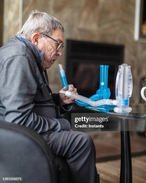 O2 Spirometer Oxygen Therapy At Home Photos and Premium High Res Pictures - Getty Images