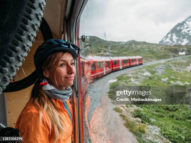 mountainbiker op zwitserse trein die een rit omhoog de berg krijgt - train tracks stockfoto's en -beelden