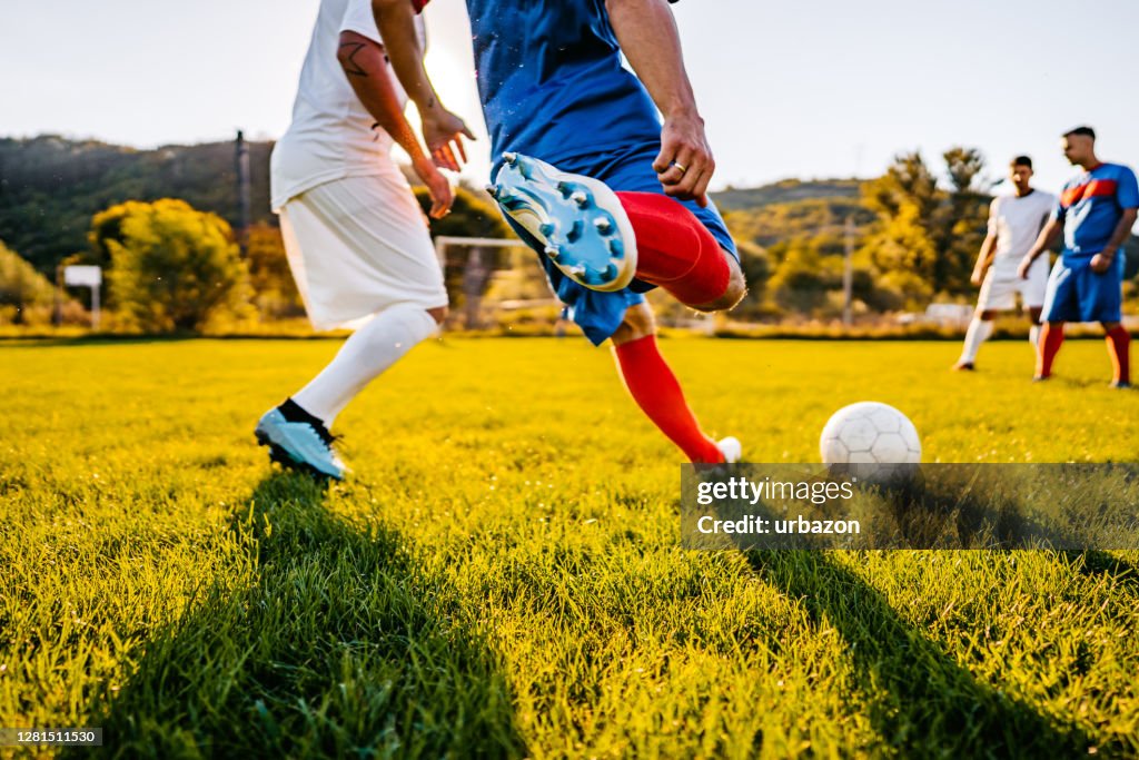 Jogadores de futebol jogando futebol