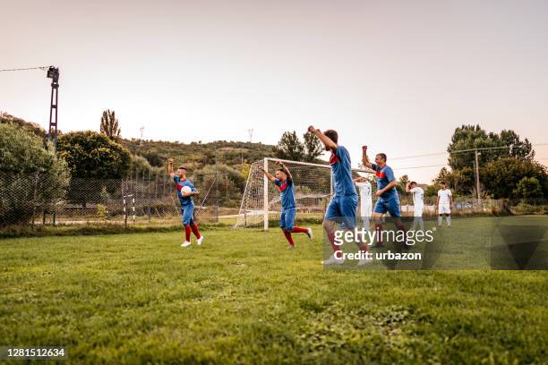 jugadores de fútbol celebrando un gol - liga de fútbol fotografías e imágenes de stock