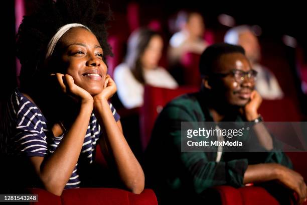 pareja afroamericana viendo una comedia romántica en el cine - lovers 2020 film fotografías e imágenes de stock