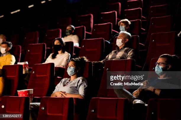 publikum im kino während covid-19 pandemie - filmindustrie stock-fotos und bilder