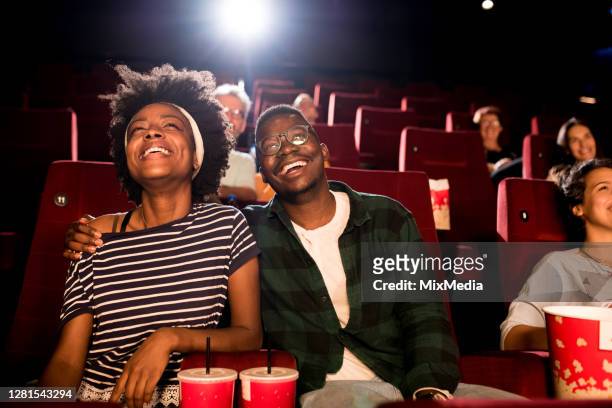 pareja afroamericana en una cita viendo una película en el cine - lovers 2020 film fotografías e imágenes de stock
