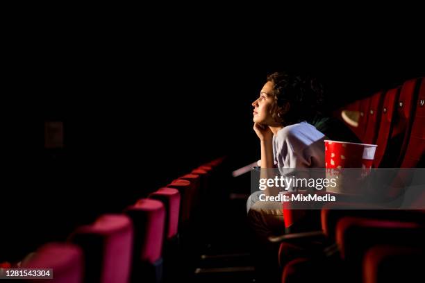 jonge vrouw die van het letten van film bij de bioskoop geniet - premiere of new line cinemas lights out arrivals stockfoto's en -beelden