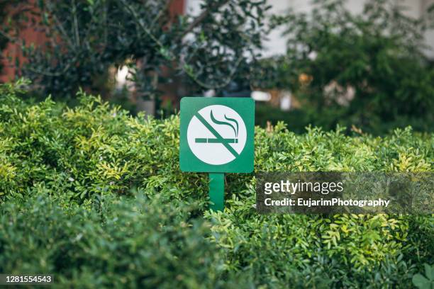 close up of green non smoking sign - quit smoking stockfoto's en -beelden