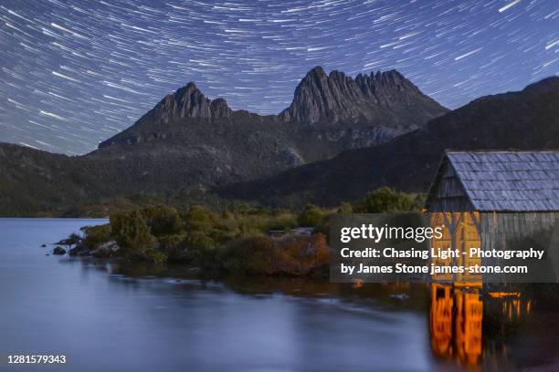 cradle mountain and dove lake boat shed by night - cradle mountain tasmania stockfoto's en -beelden