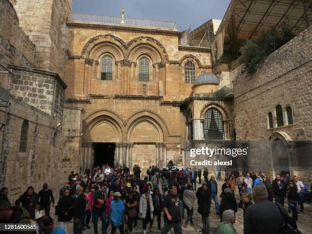 pellegrini cristiani pregano nella chiesa del santo sepolcro nella città vecchia di gerusalemme - via crucis gerusalemme foto e immagini stock