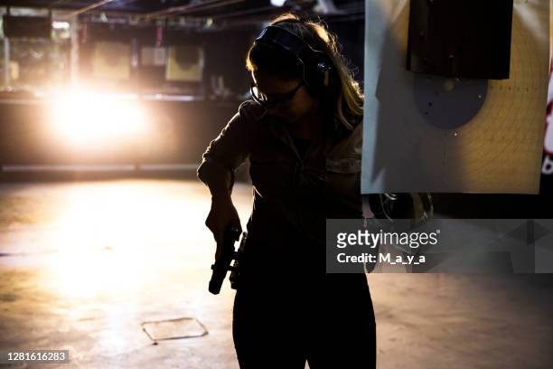 射撃場の女性 - 自衛 ストックフォトと画像
