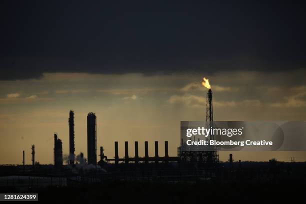 flare stack and oil refinery - jet de flamme photos et images de collection