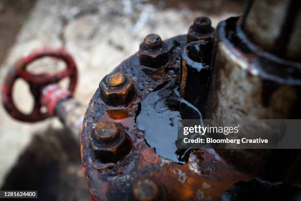 crude oil on a pumping jack - russia oil stock pictures, royalty-free photos & images